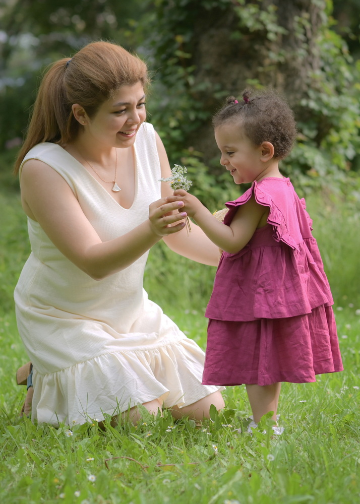 Familienglück und Kinderporträts in Erfurt Eine glückliche Familie, spaßige Kinder, gemeinsam bei einem lebendigen Familienfoto im Freien.