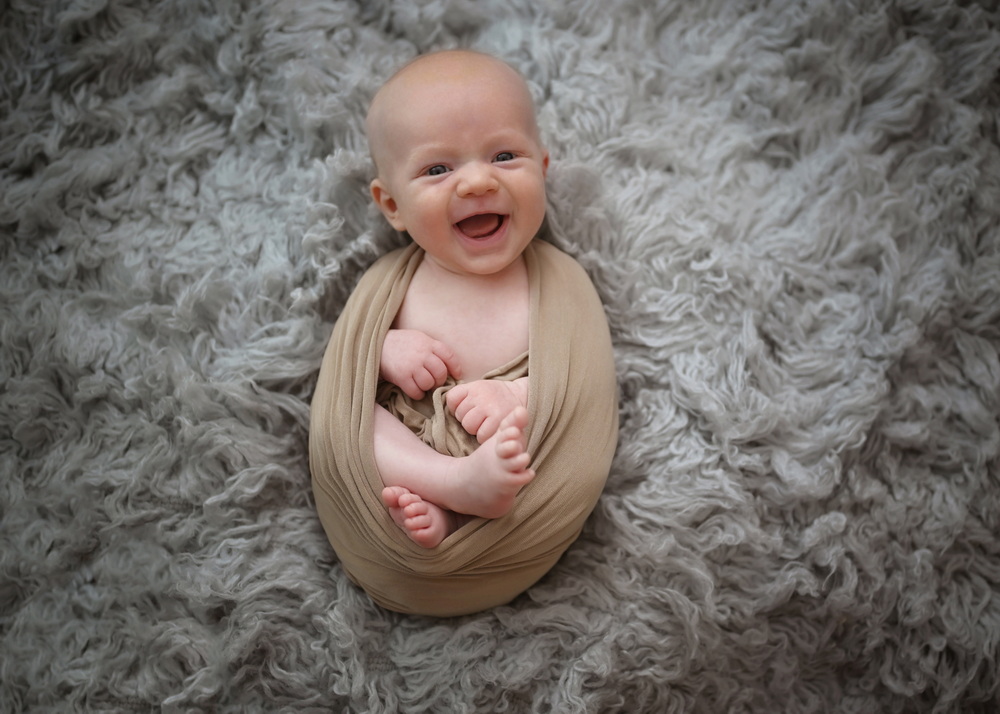 Fotograf Neugeborene Erfurt – Voigt Fotografie Ein friedlich schlafendes neugeborenes Baby beim Baby-Fotoshooting in Erfurt