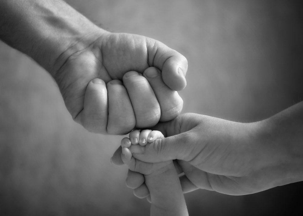 Fotograf Neugeborene Erfurt – Voigt Fotografie Ein friedlich schlafendes neugeborenes Baby beim Baby-Fotoshooting in Erfurt Detailaufnahme Hände