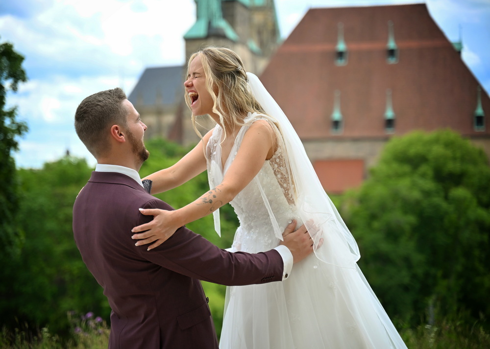 Ein Brautpaar fühlt sein wahres Glück, aufgenommen von Michael Voigt Fotografie in Erfurt
