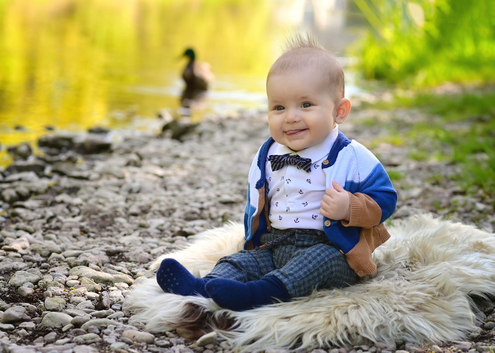 Familienglück und Kinderporträts in Erfurt Eine glückliche Familie, spaßige Kinder, gemeinsam bei einem lebendigen Familienfoto im Freien.