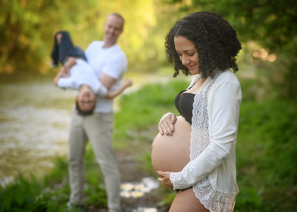 Wunderschöne Babybauch Fotografie im Studio und outdoor Eine werdende Mutter liebevoll dargestellt mit Ihrem Babybauch, auch outdoor