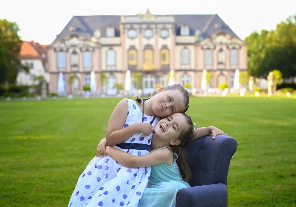 Familienglück und Kinderporträts in Erfurt Eine glückliche Familie, spaßige Kinder, gemeinsam bei einem lebendigen Familienfoto im Freien.