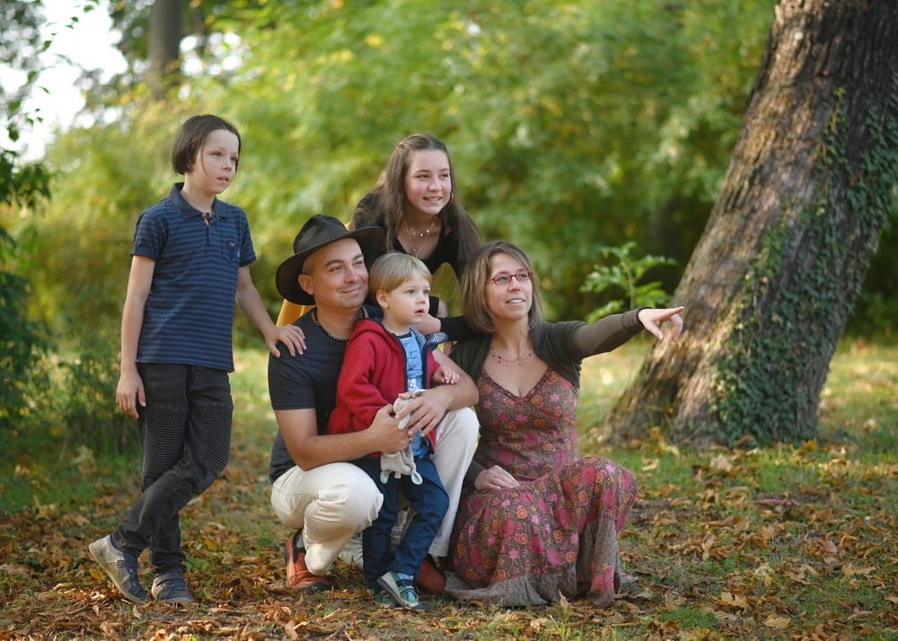 Familienglück und Kinderporträts in Erfurt Eine glückliche Familie, spaßige Kinder, gemeinsam bei einem lebendigen Familienfoto im Freien.