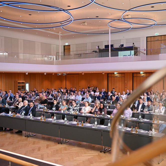Professionelle Reportage Firmen-Event Erfurt Dokumentation einer Konferenz mit Fokus auf die professionelle Atmosphäre und die Interaktion der Gäste.