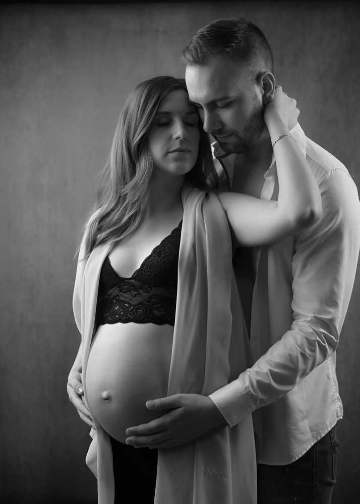 Wunderschöne Babybauch Fotografie im Studio und outdoor Eine werdende Mutter liebevoll dargestellt mit Ihrem Babybauch im warmen Studiolicht