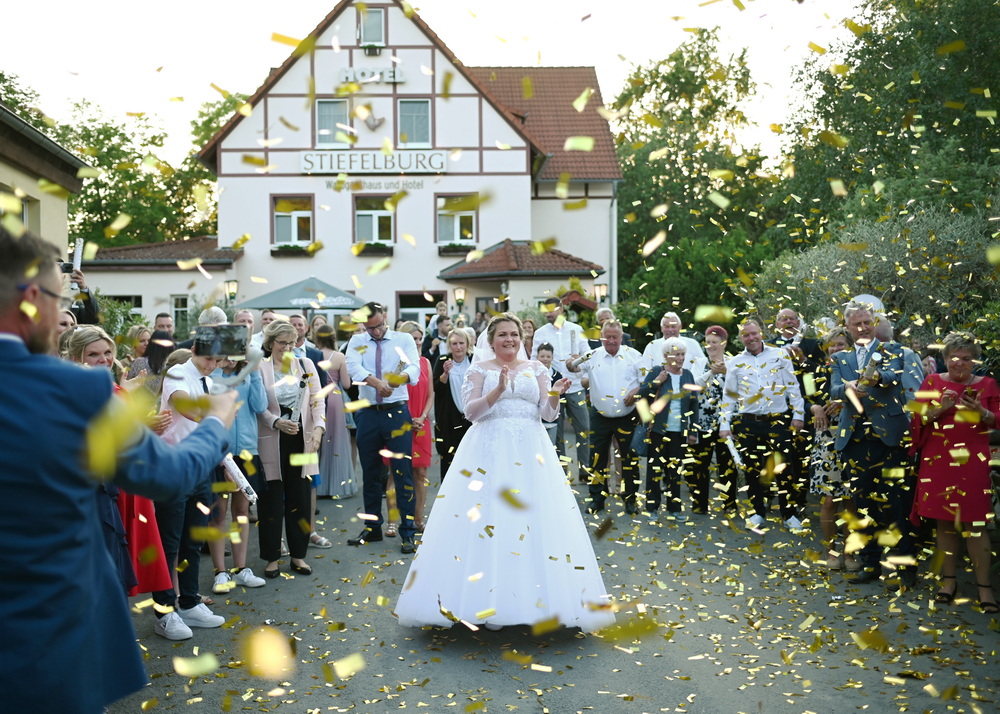 Ein Brautpaar fühlt sein wahres Glück, aufgenommen von Michael Voigt Fotografie in Erfurt