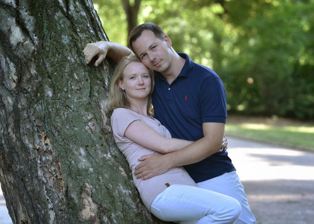 Familienglück und Kinderporträts in Erfurt Eine glückliche Familie, spaßige Kinder, gemeinsam bei einem lebendigen Familienfoto im Freien.