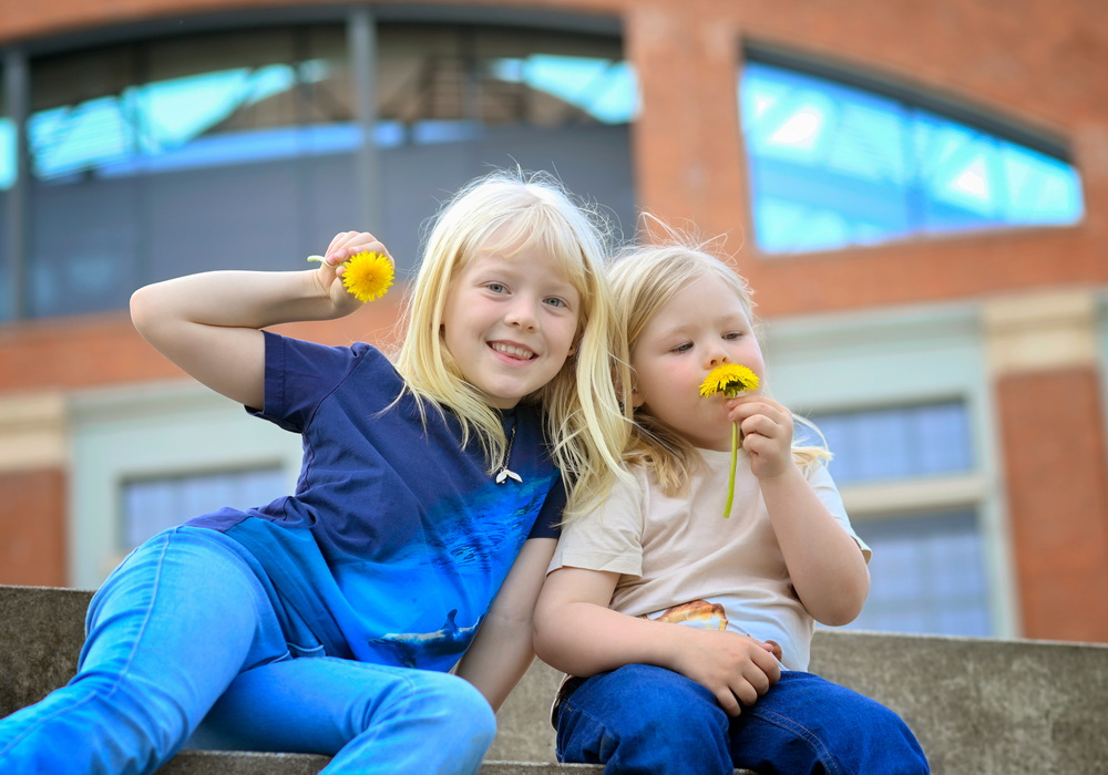 Familienglück und Kinderporträts in Erfurt Eine glückliche Familie, spaßige Kinder, gemeinsam bei einem lebendigen Familienfoto im Freien.