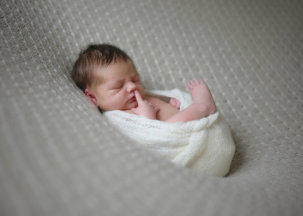 Fotograf Neugeborene Erfurt – Voigt Fotografie Ein friedlich schlafendes neugeborenes Baby beim Baby-Fotoshooting in Erfurt