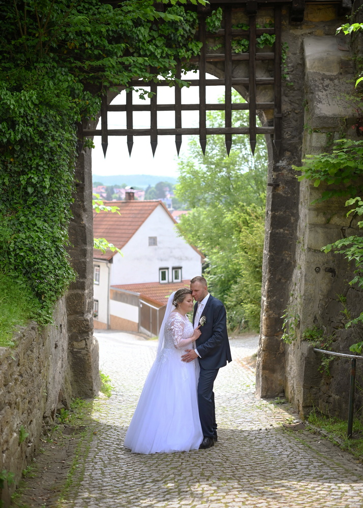 Ein Brautpaar fühlt sein wahres Glück, aufgenommen von Michael Voigt Fotografie in Erfurt
