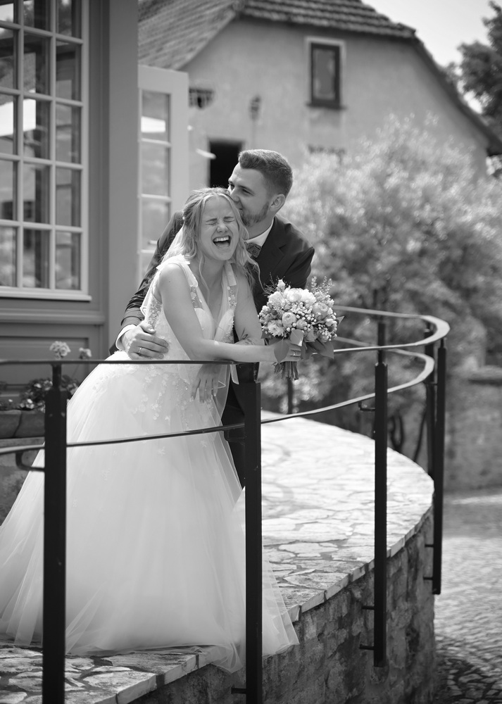 Ein Brautpaar fühlt sein wahres Glück, aufgenommen von Michael Voigt Fotografie in Erfurt
