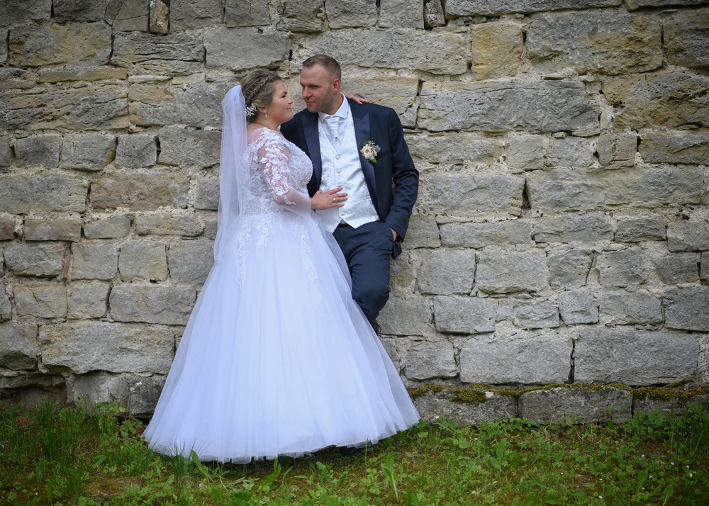 Ein Brautpaar fühlt sein wahres Glück, aufgenommen von Michael Voigt Fotografie in Erfurt