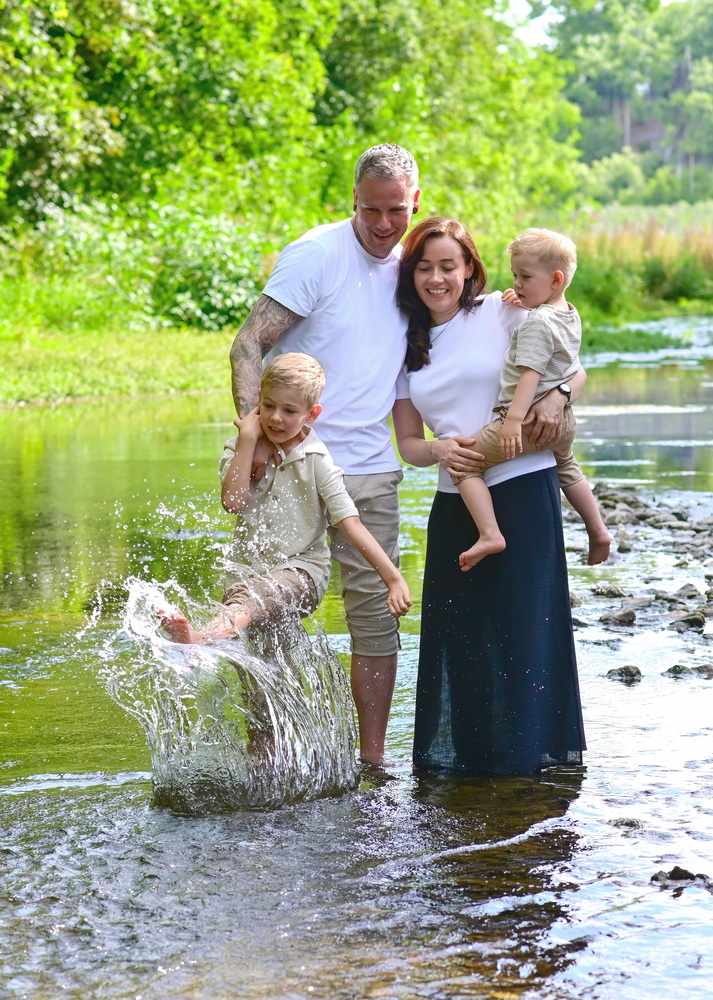 Familienglück und Kinderporträts in Erfurt Eine glückliche Familie, spaßige Kinder, gemeinsam bei einem lebendigen Familienfoto im Freien.