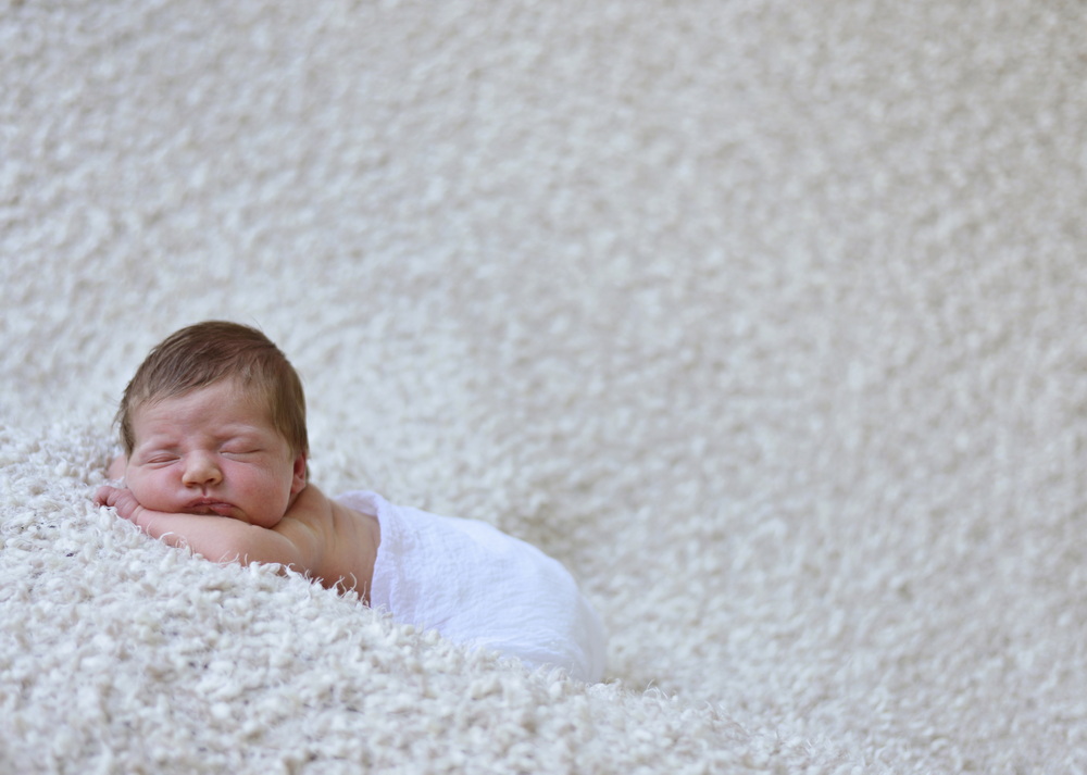 Fotograf Neugeborene Erfurt – Voigt Fotografie Ein friedlich schlafendes neugeborenes Baby beim Baby-Fotoshooting in Erfurt