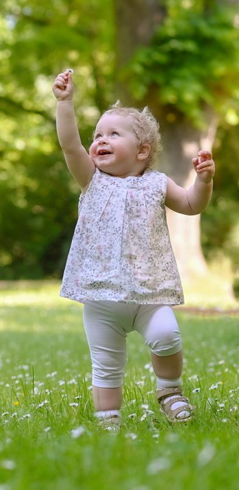 Familienglück und Kinderporträts in Erfurt Eine glückliche Familie, spaßige Kinder, gemeinsam bei einem lebendigen Familienfoto im Freien.