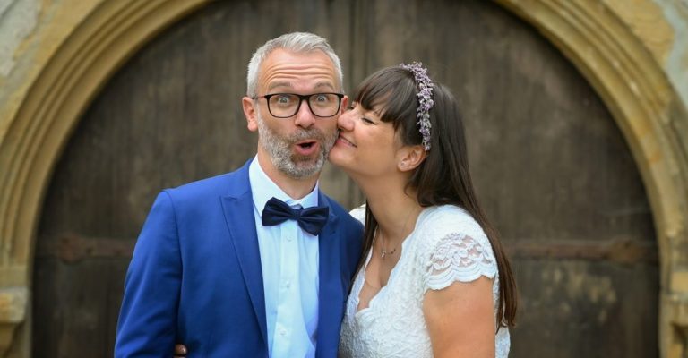 Ein Brautpaar fühlt sein wahres Glück, aufgenommen von Michael Voigt Fotografie in Erfurt