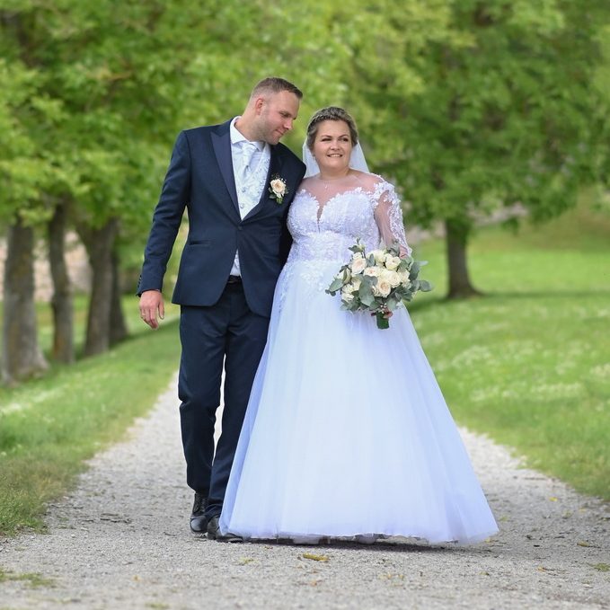 Ein Brautpaar fühlt sein wahres Glück, aufgenommen von Michael Voigt Fotografie in Erfurt