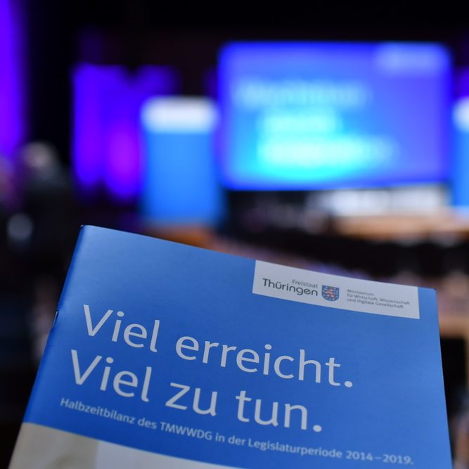 Professionelle Reportage Firmen-Event Erfurt Dokumentation einer Konferenz mit Fokus auf die professionelle Atmosphäre und die Interaktion der Gäste.