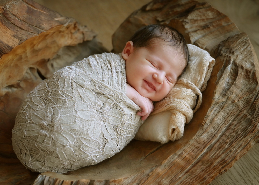 Fotograf Neugeborene Erfurt – Voigt Fotografie Ein friedlich schlafendes neugeborenes Baby beim Baby-Fotoshooting in Erfurt