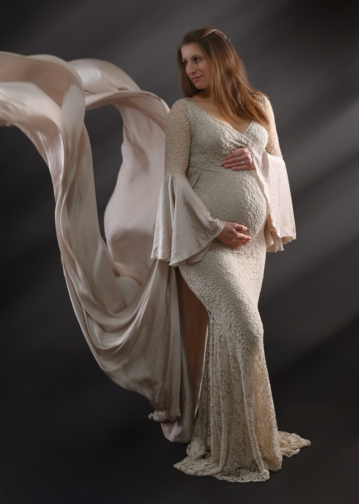 Wunderschöne Babybauch Fotografie im Studio und outdoor Eine werdende Mutter liebevoll dargestellt mit Ihrem Babybauch im warmen Studiolicht
