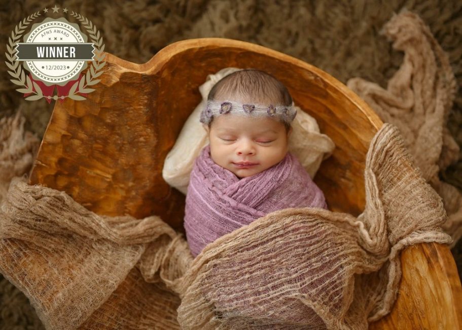 Geborgenheit für Neugeborene im Fotostudio Voigt in Erfurt Newborn Award Siegerfoto Baby schlafend und glücklich