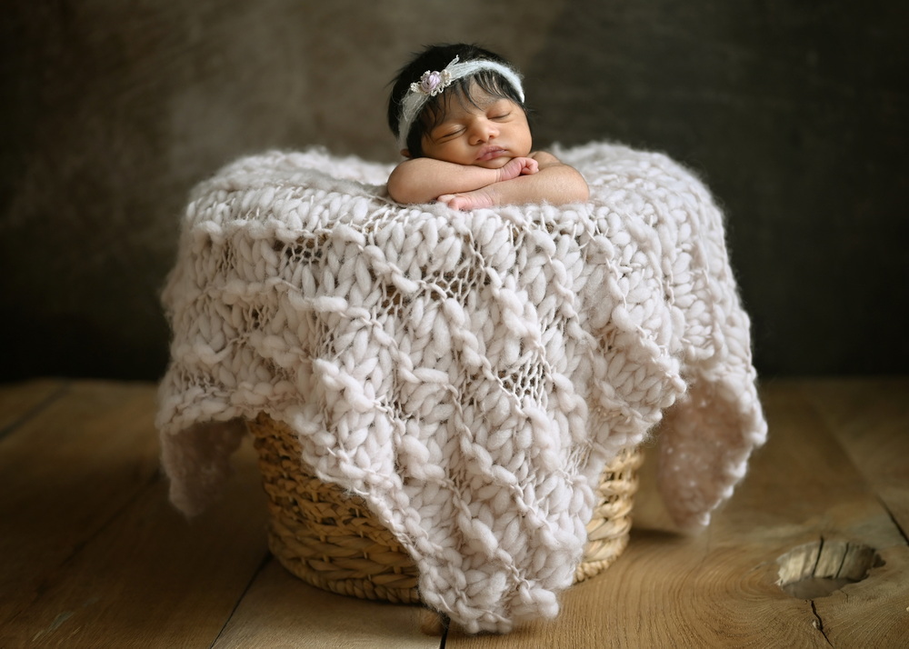 Fotograf Neugeborene Erfurt – Voigt Fotografie Ein friedlich schlafendes neugeborenes Baby beim Baby-Fotoshooting in Erfurt