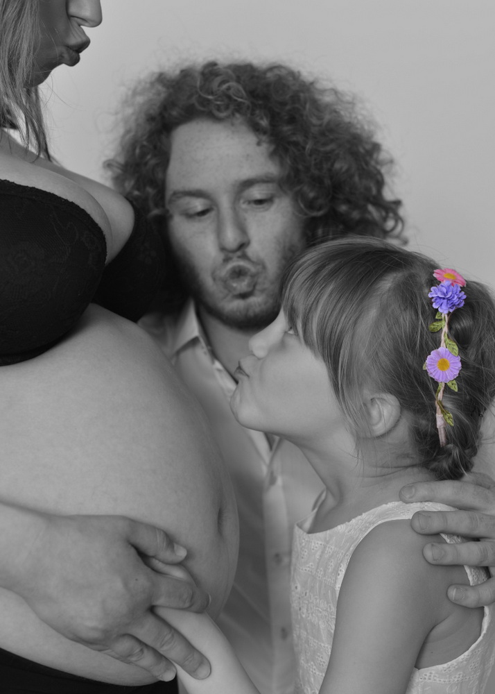 Wunderschöne Babybauch Fotografie im Studio und outdoor Eine werdende Mutter liebevoll dargestellt mit Ihrem Babybauch im warmen Studiolicht