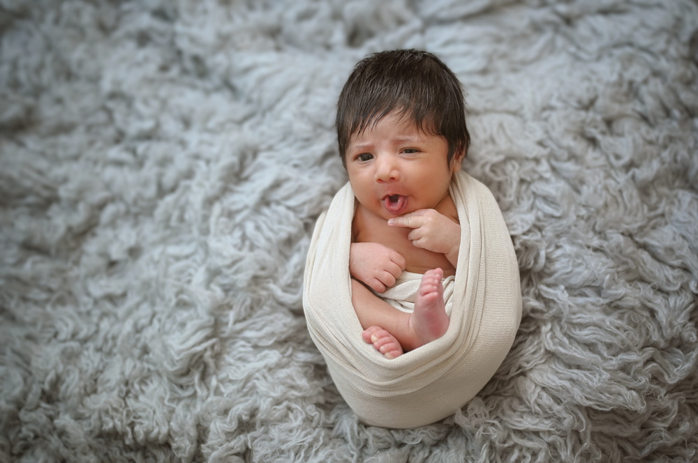 Fotograf Neugeborene Erfurt – Voigt Fotografie Ein friedlich schlafendes neugeborenes Baby beim Baby-Fotoshooting in Erfurt
