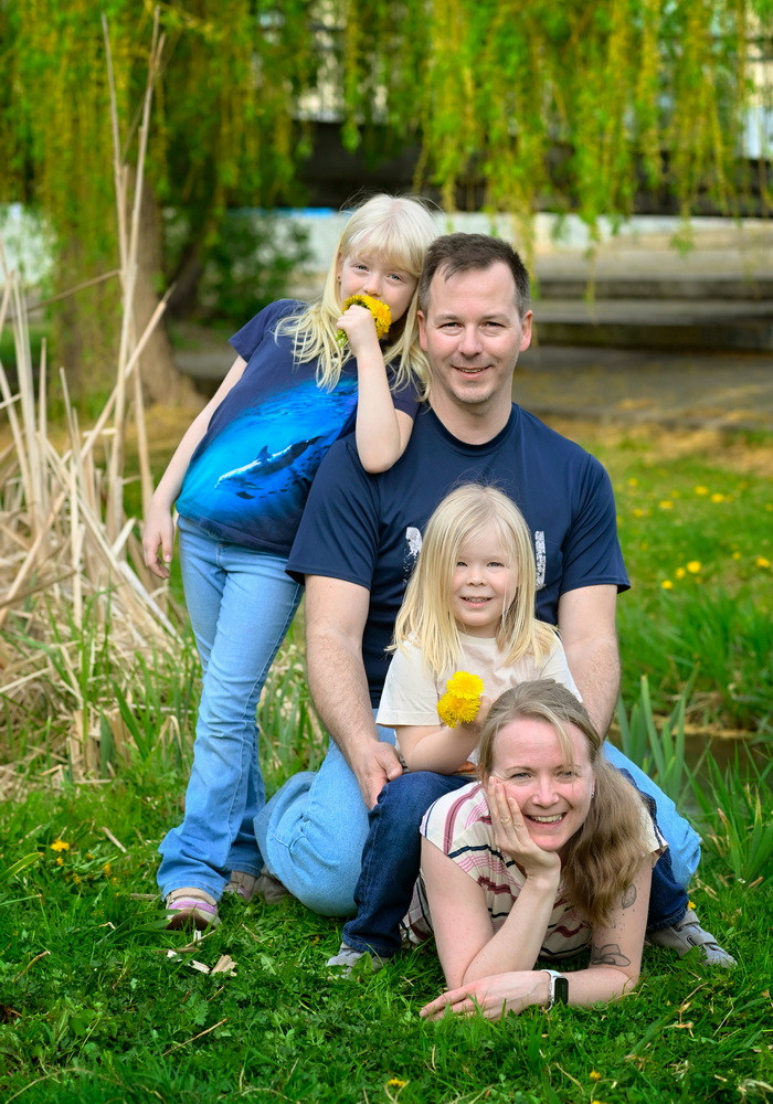 Familienglück und Kinderporträts in Erfurt Eine glückliche Familie, spaßige Kinder, gemeinsam bei einem lebendigen Familienfoto im Freien.