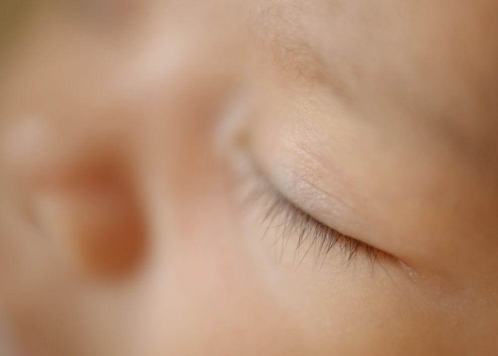 Fotograf Neugeborene Erfurt – Voigt Fotografie Ein friedlich schlafendes neugeborenes Baby beim Baby-Fotoshooting in Erfurt