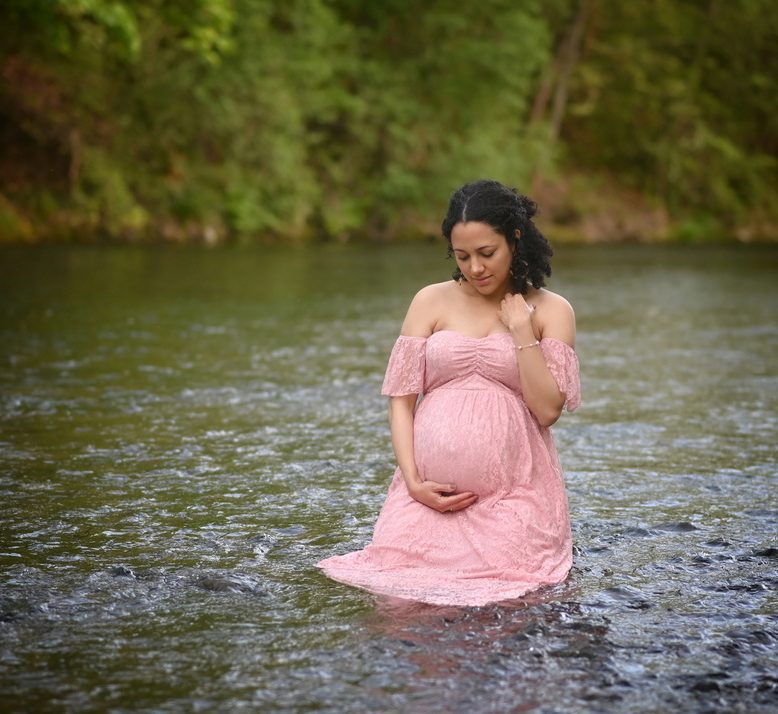 Wunderschöne Babybauch Fotografie im Studio und outdoor Eine werdende Mutter liebevoll dargestellt mit Ihrem Babybauch im warmen Studiolicht