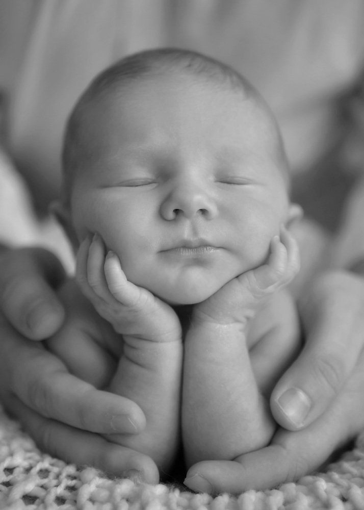 Fotograf Neugeborene Erfurt – Voigt Fotografie Ein friedlich schlafendes neugeborenes Baby beim Baby-Fotoshooting in Erfurt