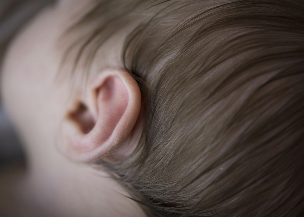 Fotograf Neugeborene Erfurt – Voigt Fotografie Ein friedlich schlafendes neugeborenes Baby beim Baby-Fotoshooting in Erfurt Detailaufnahme Haare