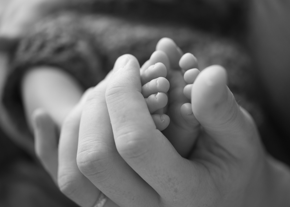 Fotograf Neugeborene Erfurt – Voigt Fotografie Ein friedlich schlafendes neugeborenes Baby beim Baby-Fotoshooting in Erfurt - Detailaufnahme Füße