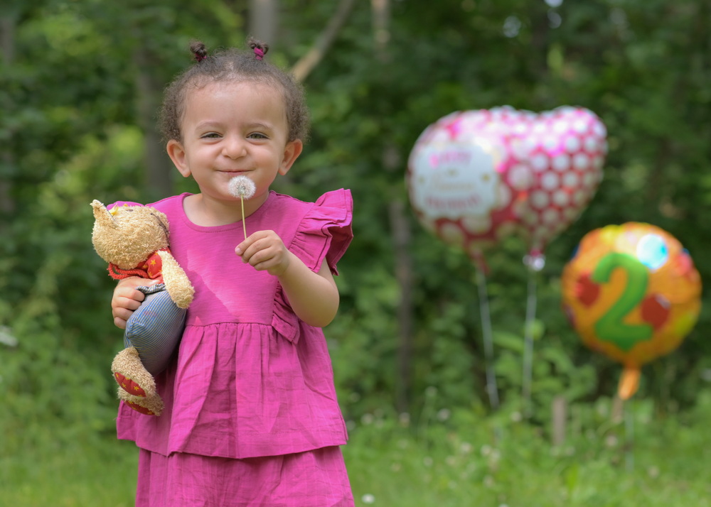 Familienglück und Kinderporträts in Erfurt Eine glückliche Familie, spaßige Kinder, gemeinsam bei einem lebendigen Familienfoto im Freien.