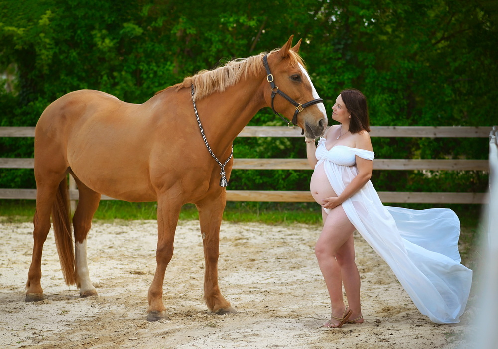 Wunderschöne Babybauch Fotografie im Studio und outdoor Eine werdende Mutter liebevoll dargestellt mit Ihrem Babybauch - auch outdoor