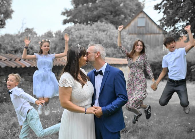 Ein Brautpaar fühlt sein wahres Glück, aufgenommen von Michael Voigt Fotografie in Erfurt