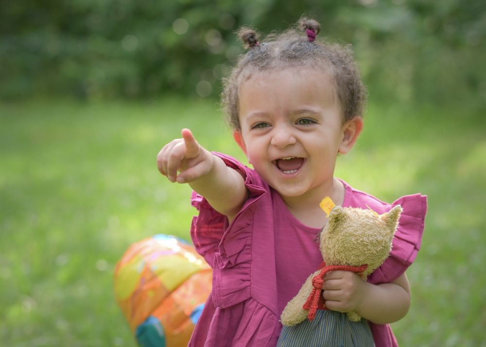 Familienglück und Kinderporträts in Erfurt Eine glückliche Familie, spaßige Kinder, gemeinsam bei einem lebendigen Familienfoto im Freien.