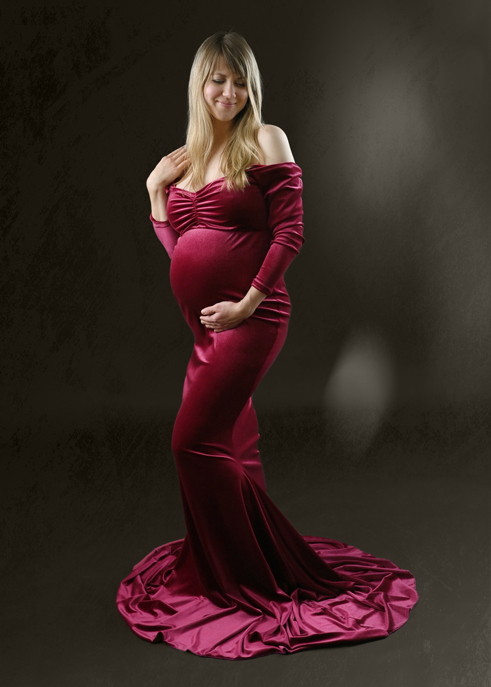 Wunderschöne Babybauch Fotografie im Studio und outdoor Eine werdende Mutter liebevoll dargestellt mit Ihrem Babybauch im warmen Studiolicht