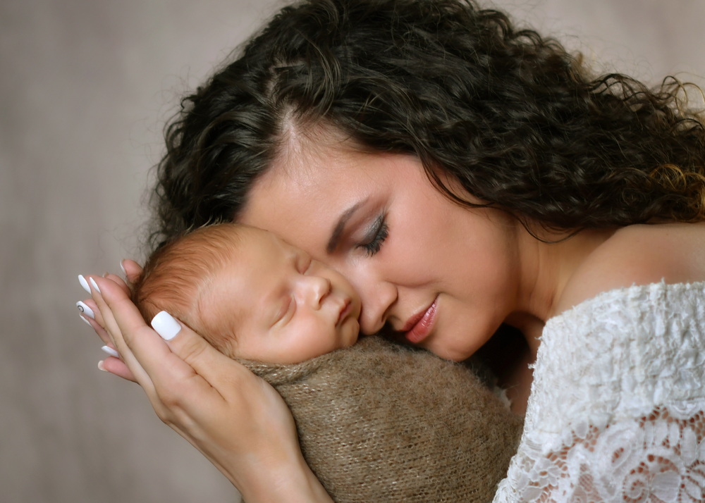 Fotograf Neugeborene Erfurt – Voigt Fotografie Ein friedlich schlafendes neugeborenes Baby beim Baby-Fotoshooting in Erfurt mit Mutter