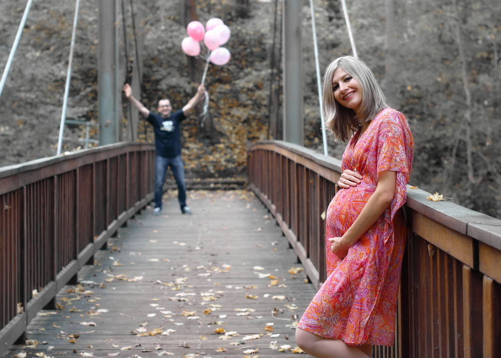 Wunderschöne Babybauch Fotografie im Studio und outdoor Eine werdende Mutter liebevoll dargestellt mit Ihrem Babybauch - auch outdoor