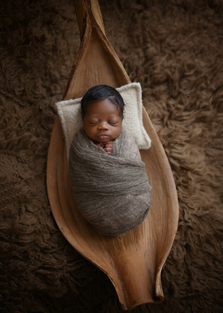 Fotograf Neugeborene Erfurt – Voigt Fotografie Ein friedlich schlafendes neugeborenes Baby beim Baby-Fotoshooting in Erfurt