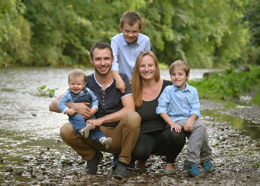 Familienglück und Kinderporträts in Erfurt Eine glückliche Familie, spaßige Kinder, gemeinsam bei einem lebendigen Familienfoto im Freien.