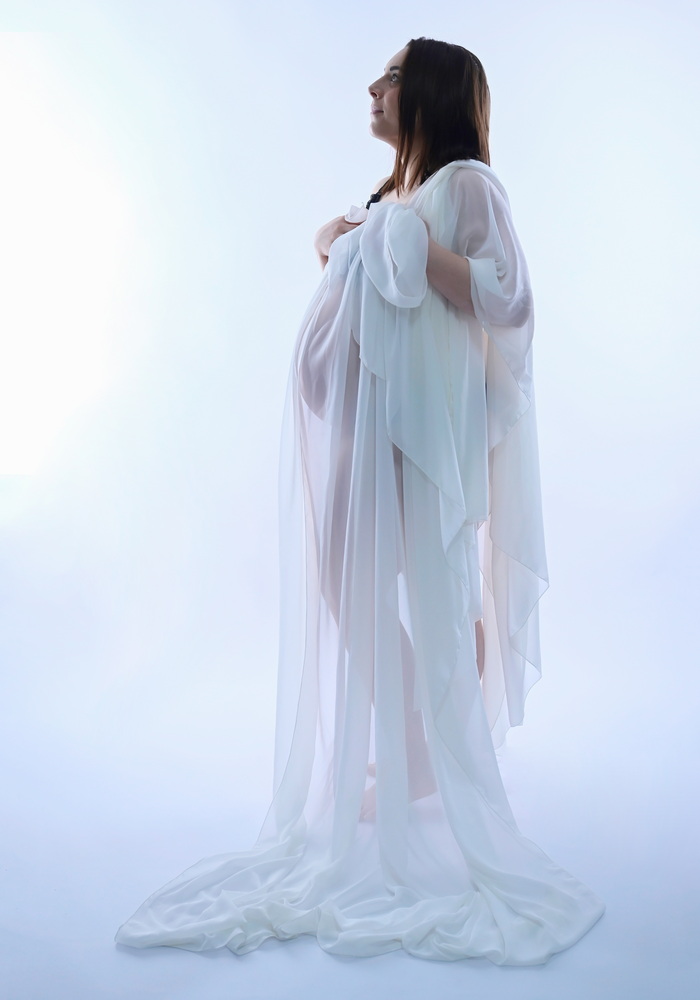 Wunderschöne Babybauch Fotografie im Studio und outdoor Eine werdende Mutter liebevoll dargestellt mit Ihrem Babybauch im warmen Studiolicht