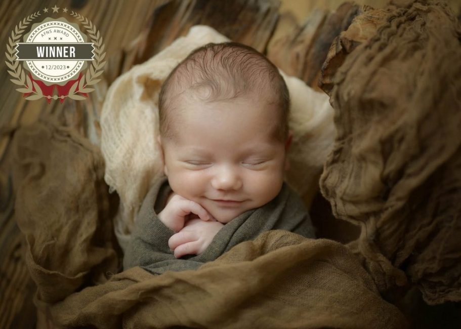 Geborgenheit für Neugeborene im Fotostudio Voigt in Erfurt Newborn Award Siegerfoto Baby schlafend und glücklich