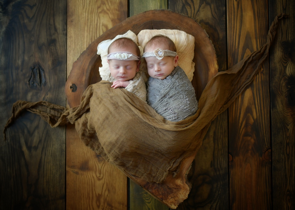 Fotograf Neugeborene Erfurt – Voigt Fotografie Ein friedlich schlafendes neugeborenes Baby beim Baby-Fotoshooting in Erfurt Zwillinge