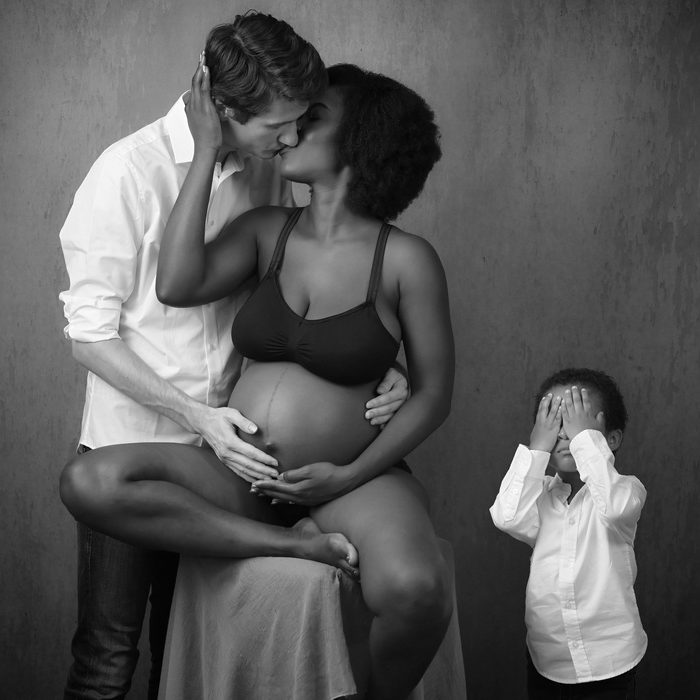 Wunderschöne Babybauch Fotografie im Studio und outdoor Eine werdende Mutter liebevoll dargestellt mit Ihrem Babybauch im warmen Studiolicht