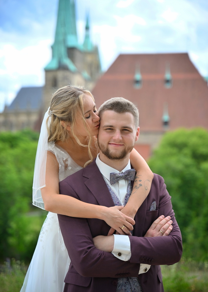 Ein Brautpaar fühlt sein wahres Glück, aufgenommen von Michael Voigt Fotografie in Erfurt