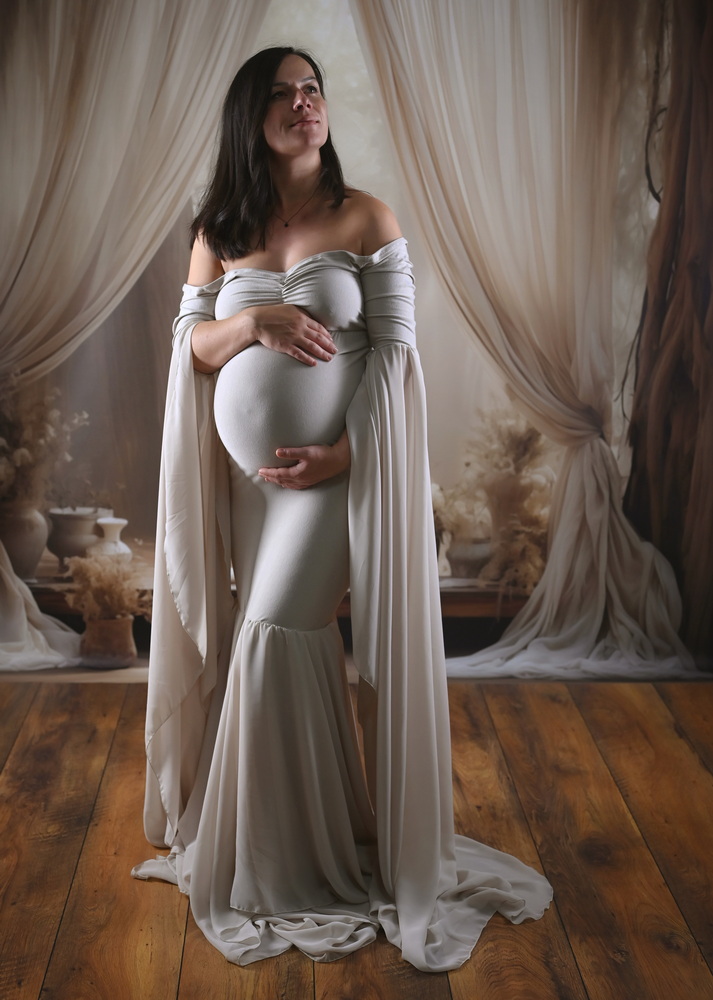 Wunderschöne Babybauch Fotografie im Studio und outdoor Eine werdende Mutter liebevoll dargestellt mit Ihrem Babybauch im warmen Studiolicht